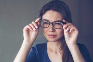 A woman with eyesight problems sees poorly through glasses.
